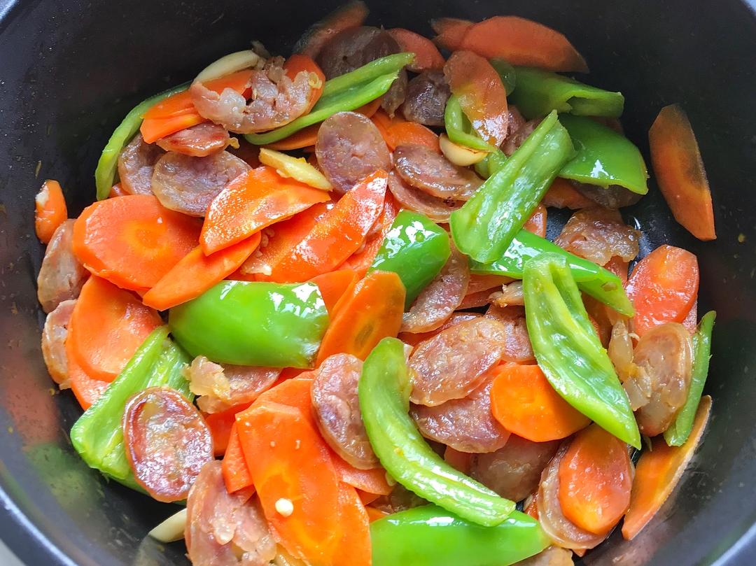 青椒胡萝卜炒腊肠09的做法