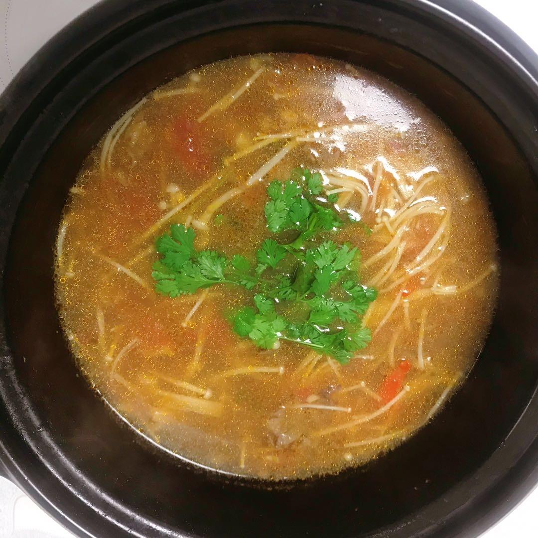 【金针菇番茄肥牛锅】