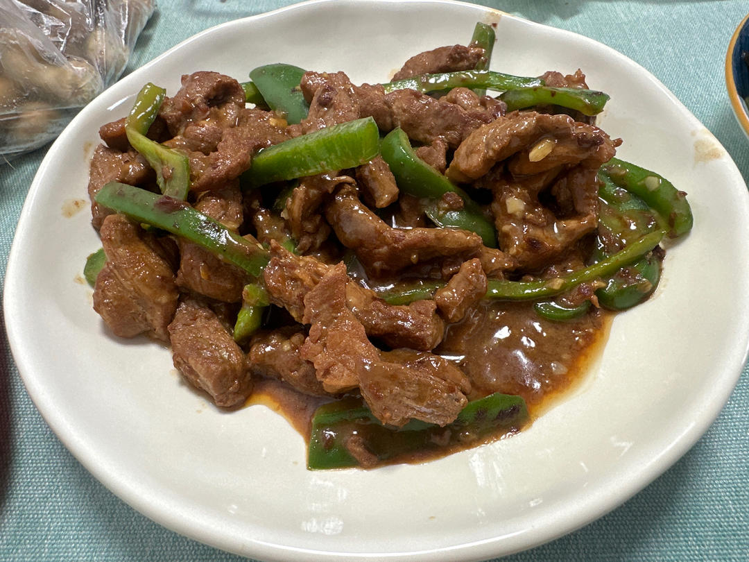 青椒肉丝，这样炒太好吃了。