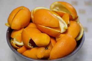🍊橙心橙意-橙皮三吃的做法 步骤1