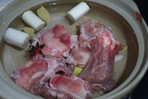 暖身东北酸菜炖大骨头的做法 步骤3