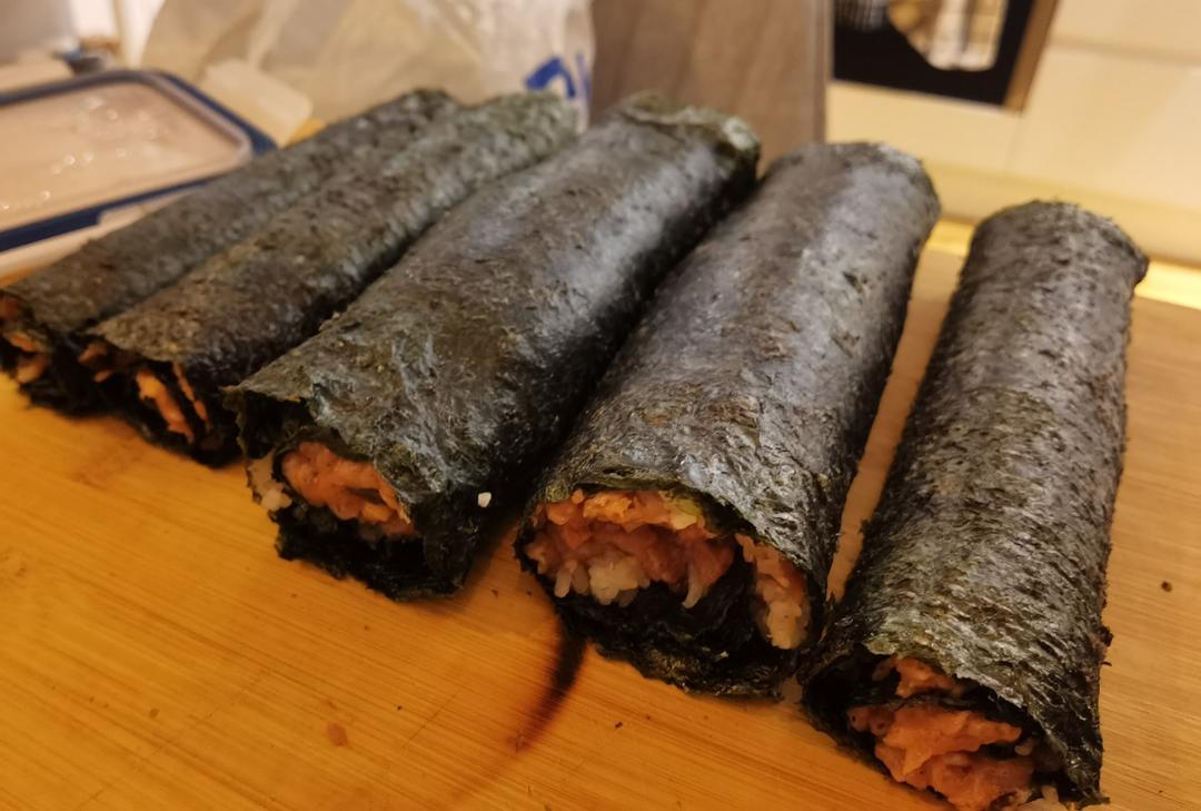怎样才能做出鲜嫩多汁的肉馅【蟹柳紫菜卷】
