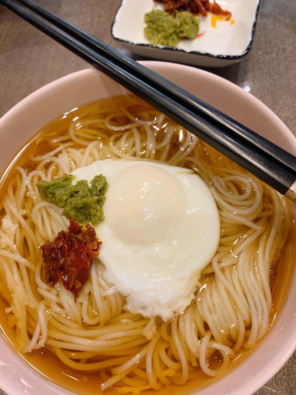 一把细面，半碗高汤，一杯清水，五钱猪油，一勺桥头老陈家的酱油，烫上两颗挺括脆爽的小白菜《阳春面》