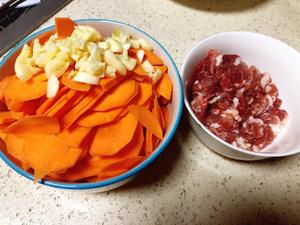 超下饭的胡萝卜炒肉的做法 步骤1