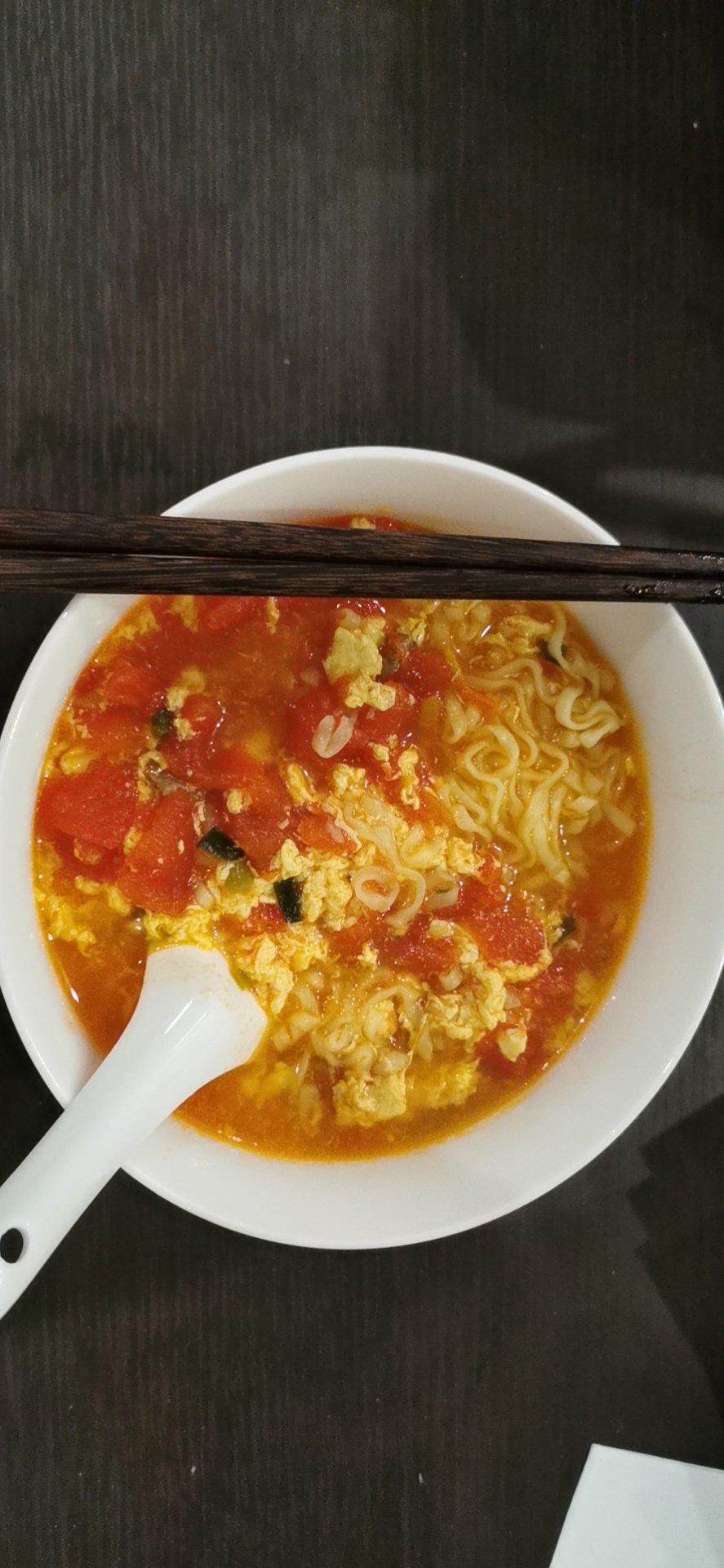 只需一步，不需要番茄酱也能做出浓郁汤汁的西红柿鸡蛋面