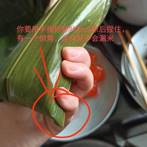 猪肉蛋黄粽(杂粮红枣粽)，有详细的包粽子步骤图。的做法 步骤13