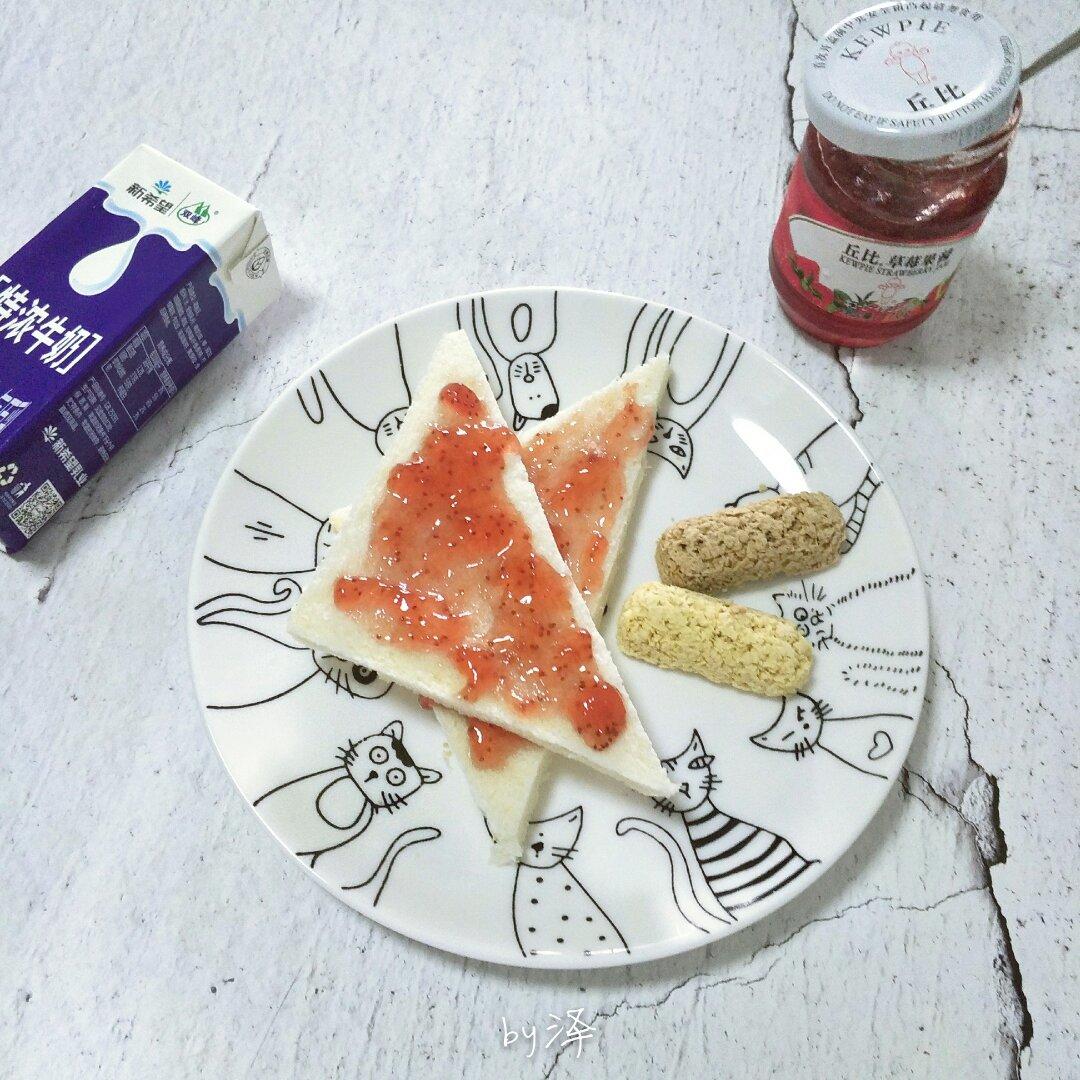 草莓果酱抹吐司