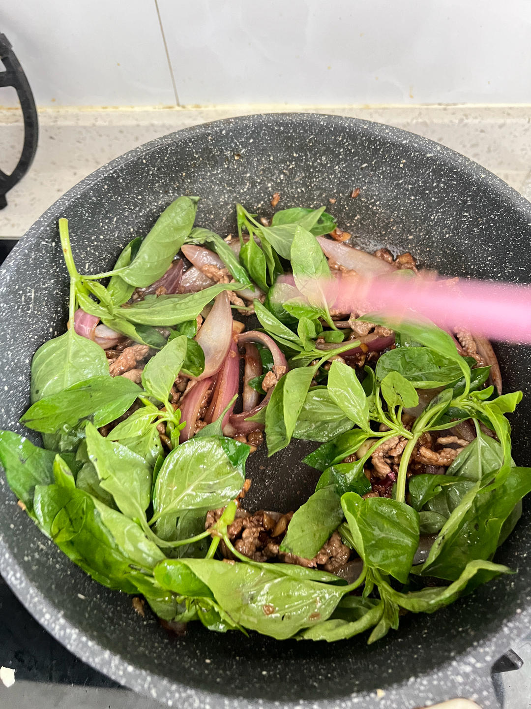 泰国第一下饭菜-泰式打抛猪肉饭（九层塔版）