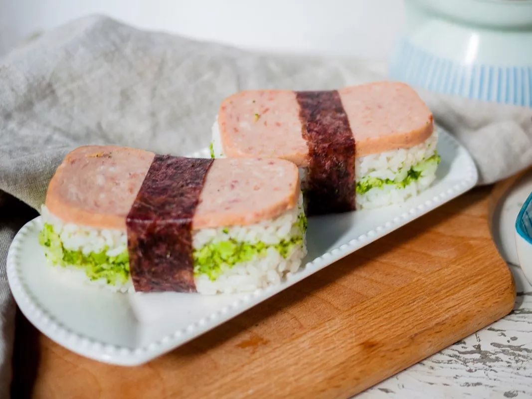 一朵美厨：午餐肉三明治——多少层才能拯救你的起床气？