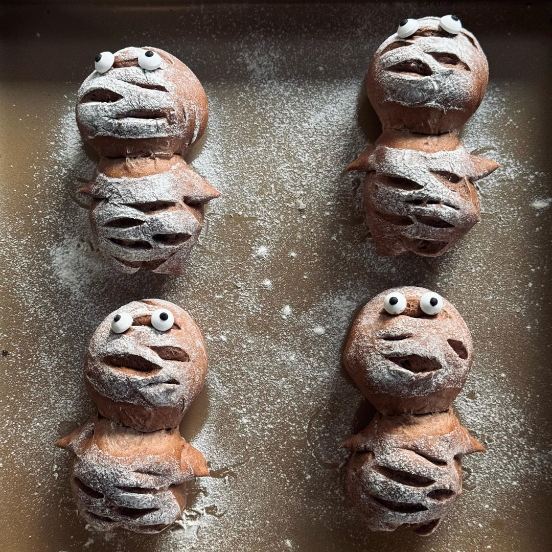 万圣节木乃伊面包