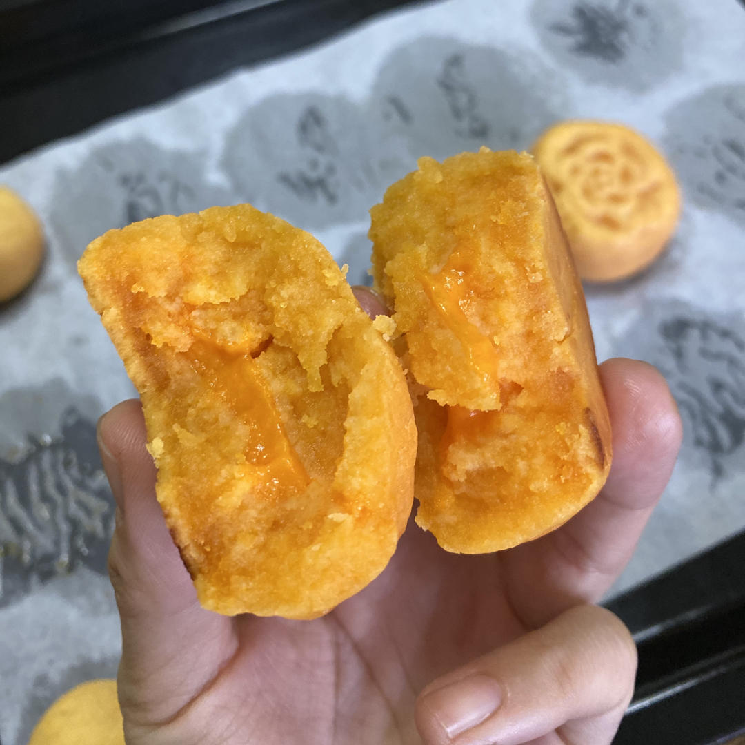 💃奶黄流心月饼——这是可以让你坐稳朋友圈厨霸位置的月饼🥮，没人点赞算我输👎