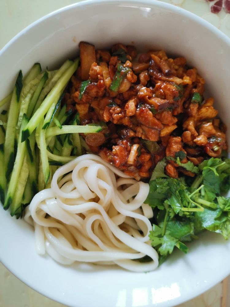 家庭版炸酱面～太好吃了😋的做法