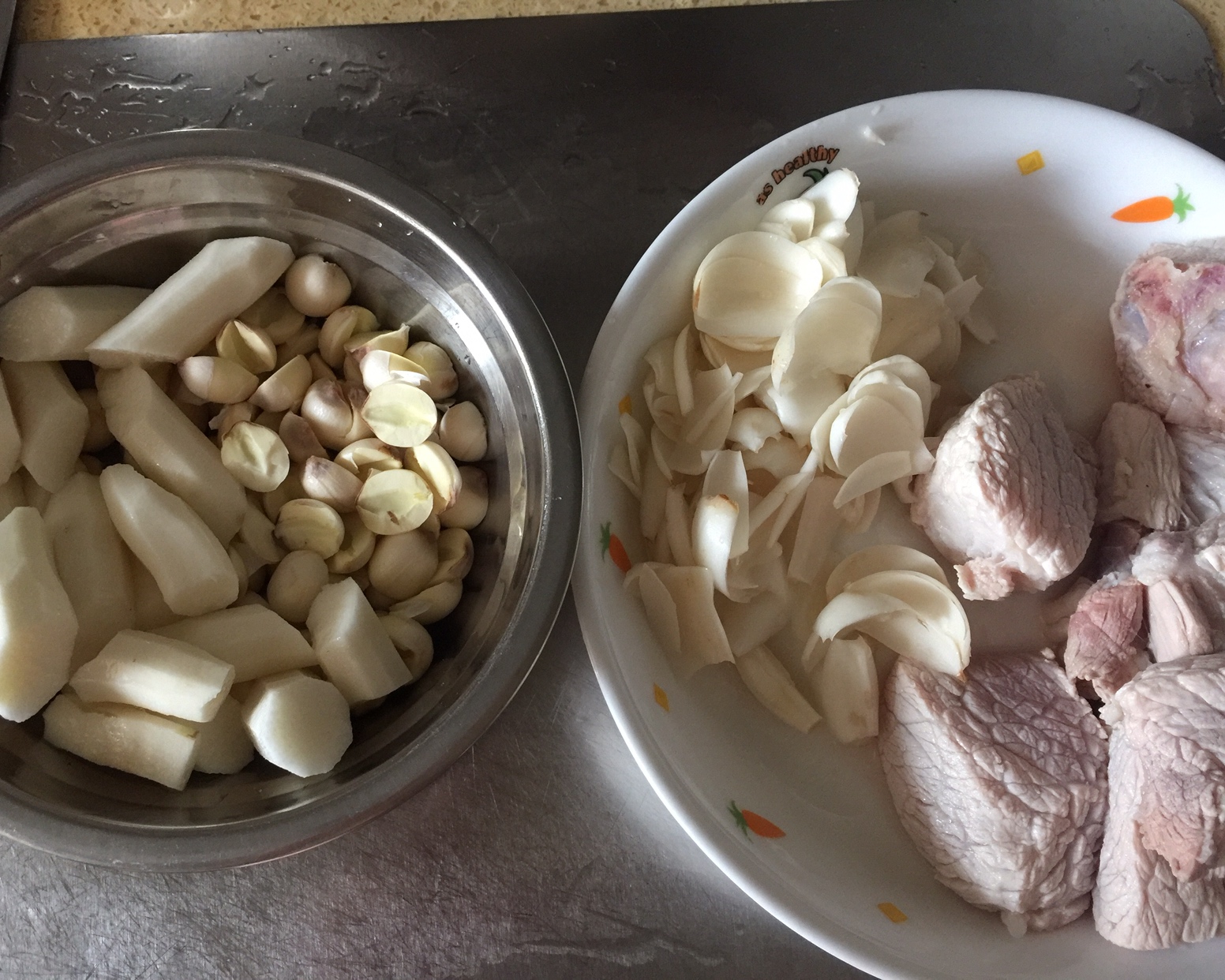 鲜甜～新鲜莲子百合汤的做法 步骤1