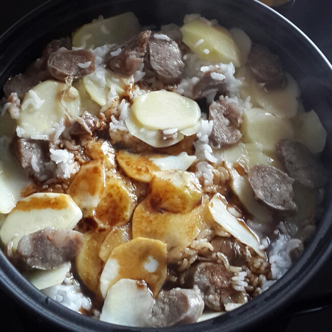 塔吉锅腊味煲仔饭