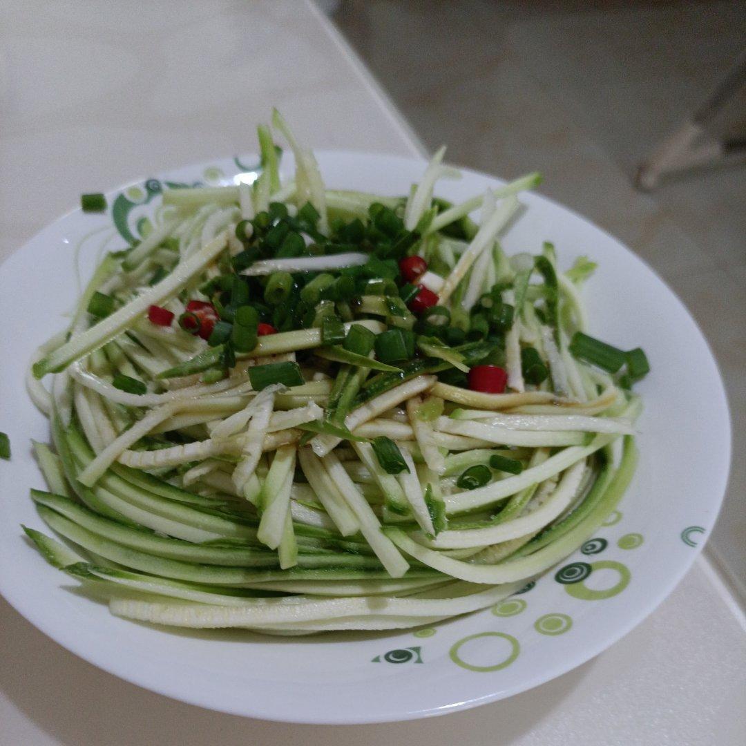 【嗷呜】不开火就能吃上的凉拌西葫芦丝