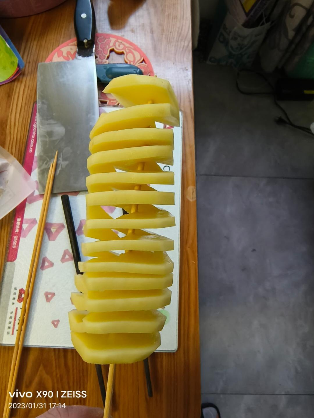 非油炸旋风薯塔，5块钱土豆能做一大堆，酥脆掉渣孩子爱吃，比薯条强百倍