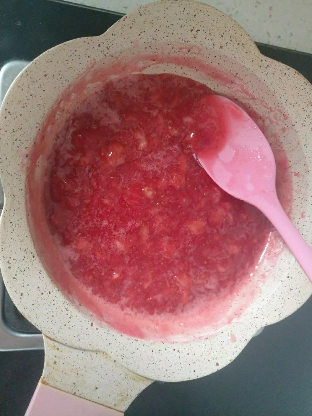 新鲜纯正的草莓果酱