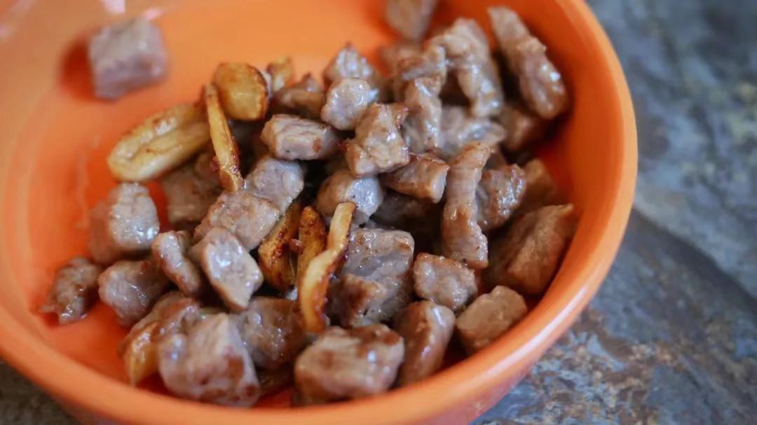 【宝宝辅食】蒜香牛肉粒的做法