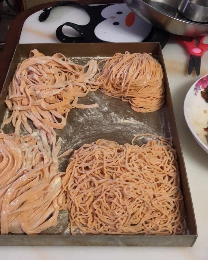 【爽滑筋道的自制面条】（鸡蛋面、菠菜面和胡萝卜面）-面面俱到，家的味道