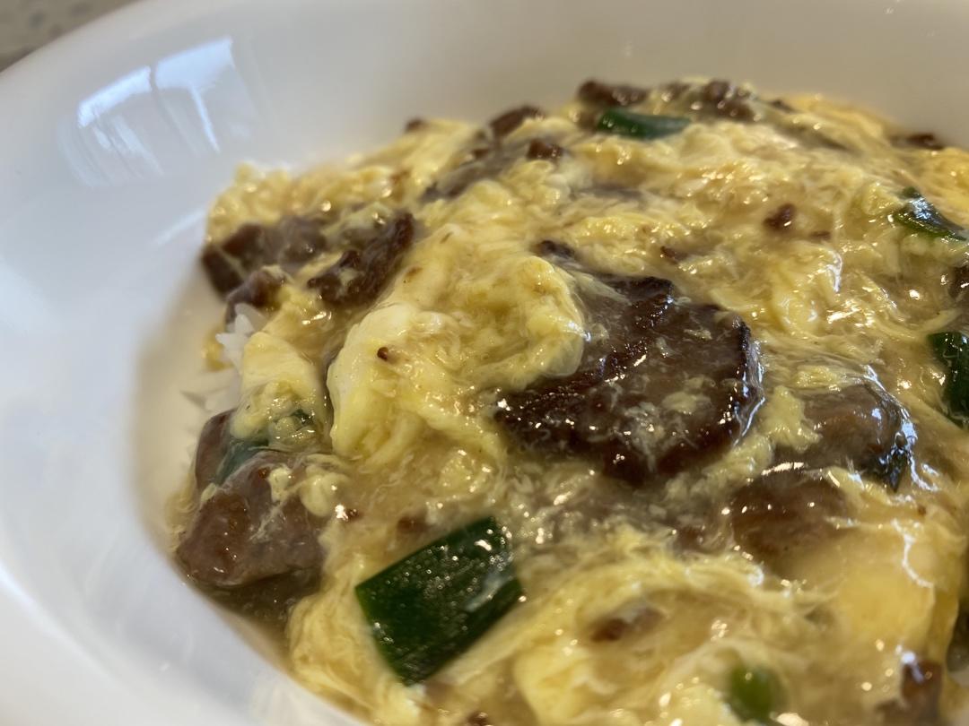 滑蛋牛肉（碟头）盖浇饭（丼）