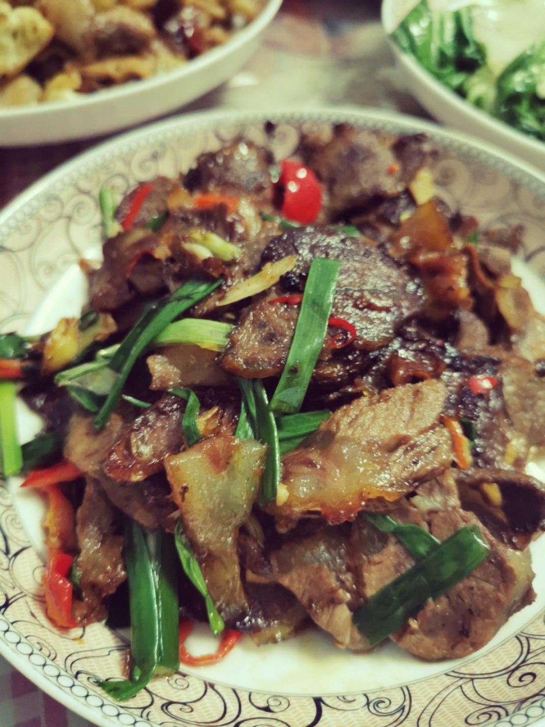 〈小炒黄牛肉〉，这个太好吃了。欣小厨 😉
