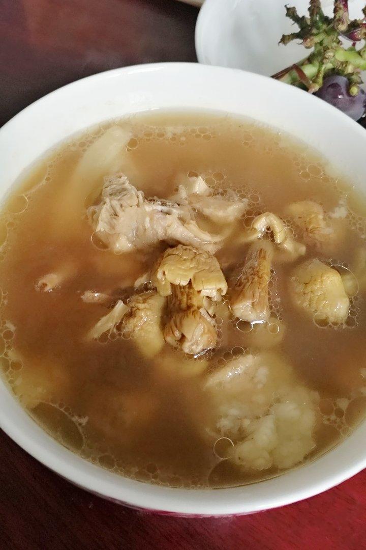 嘴馋的法斗做的松茸排骨汤