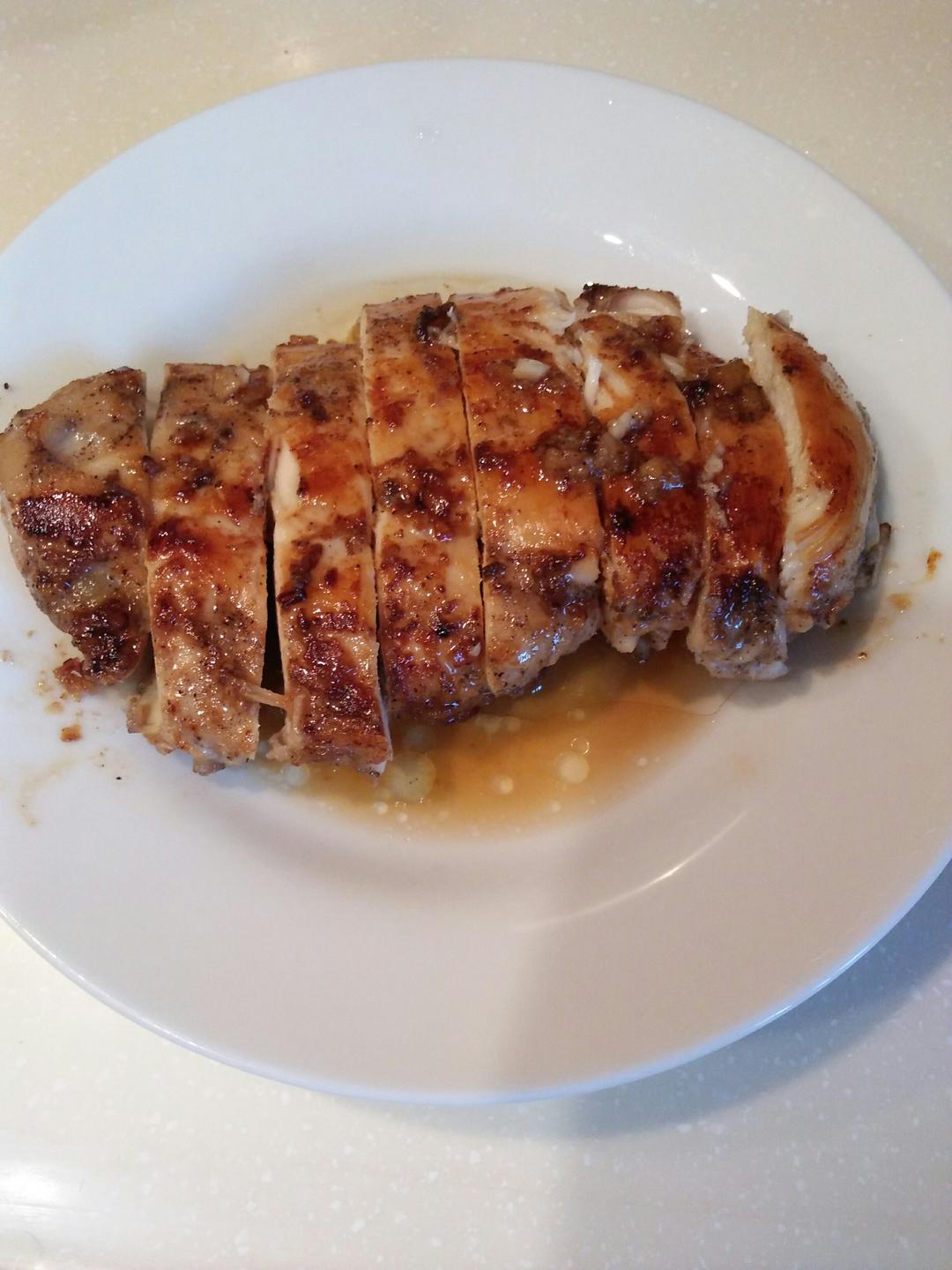 张应玲做的酷炫屌炸天好吃的煎鸡胸肉(香蒜蜂蜜煎鸡胸肉)