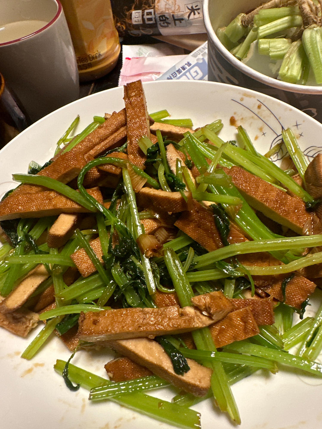 午餐晚餐简单快手下饭菜芹菜炒香干