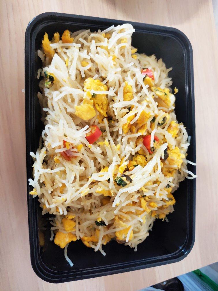 快手青椒鸡蛋炒米粉