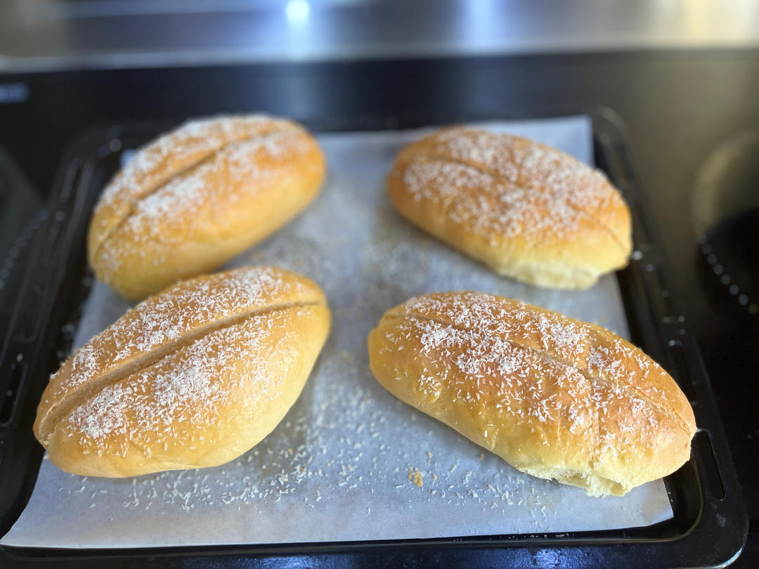 儿时去面包房必买的［椰丝奶油包］