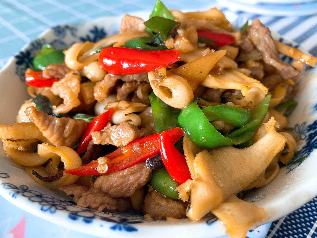 格格爱喝奶茶做的这个季节的最佳下饭菜之樟树港辣椒青椒炒鲍鱼