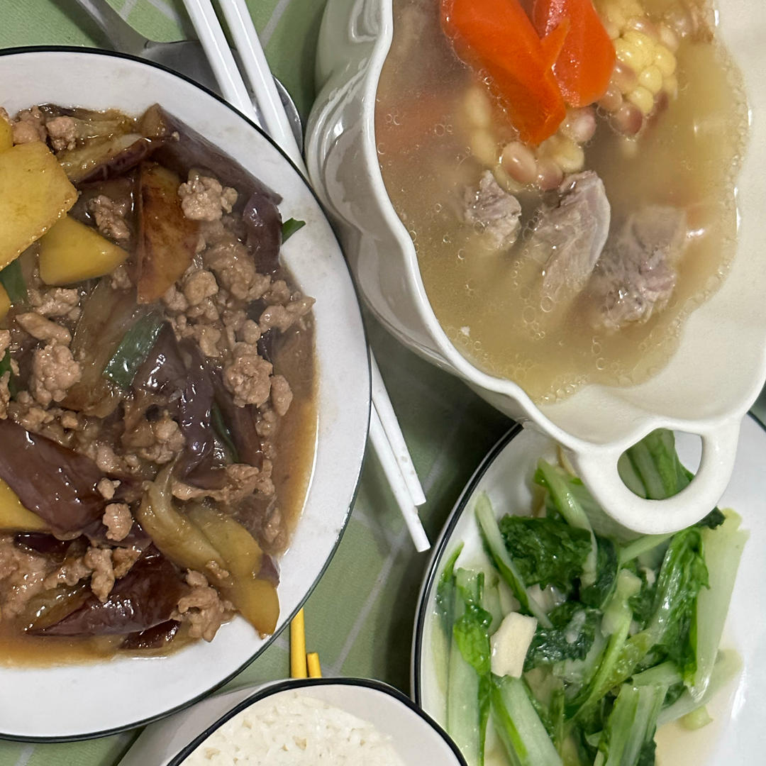 胡萝卜玉米排骨汤