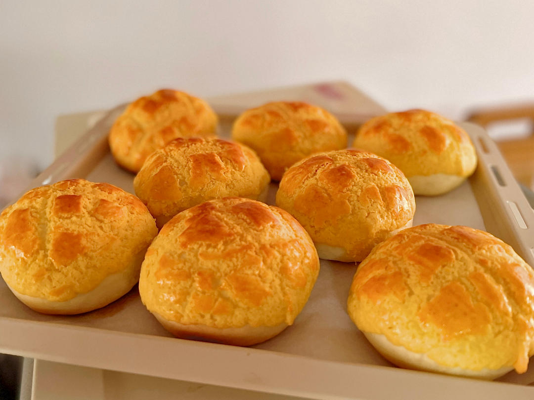 做100款面包の12：在家开茶餐厅!港式菠萝包 –不划格子自然裂开的香酥脆皮！菠萝油/酥皮包