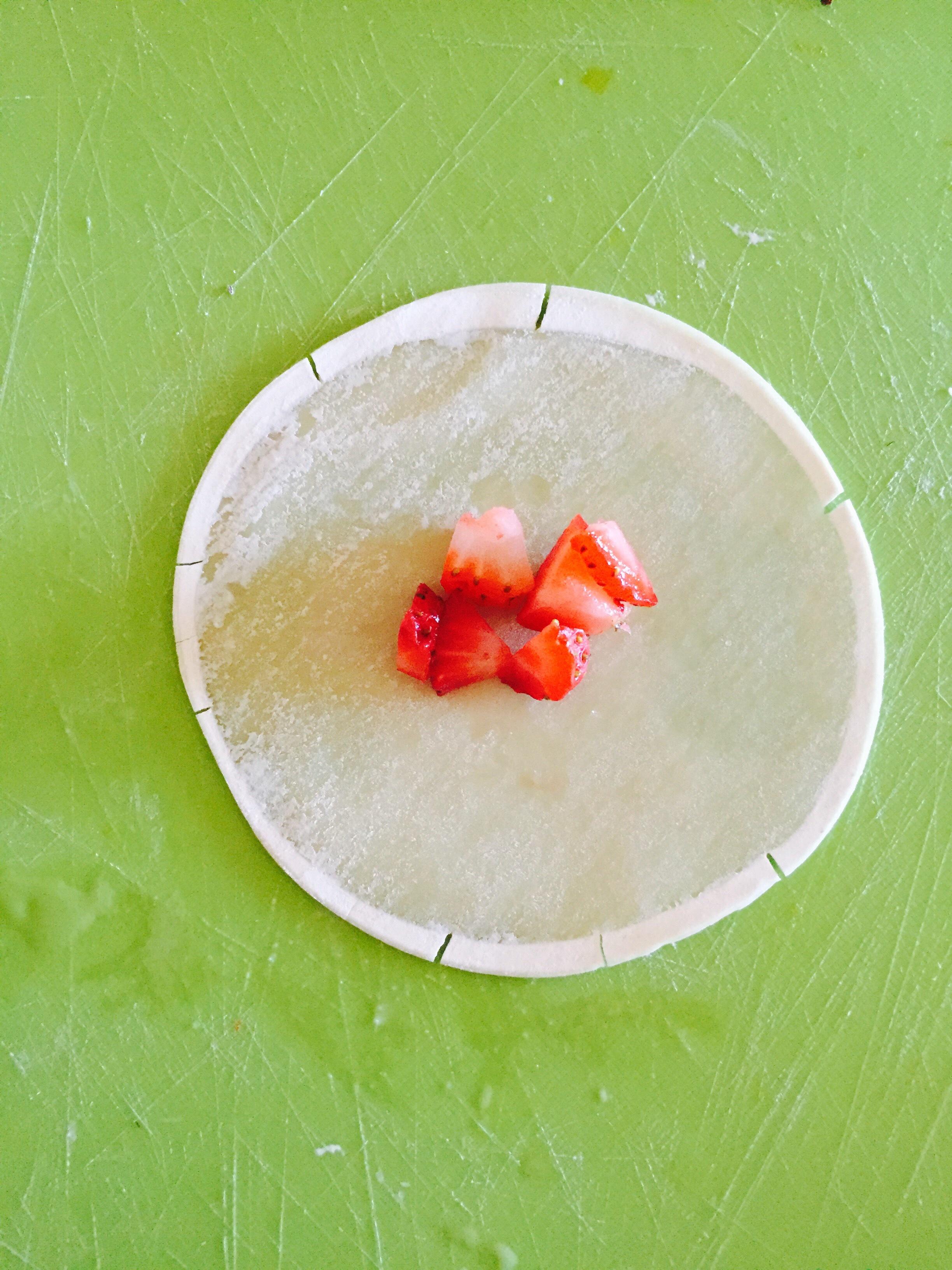 超简单的下午茶甜点^ω^ 草莓 棉花糖的做法 步骤2