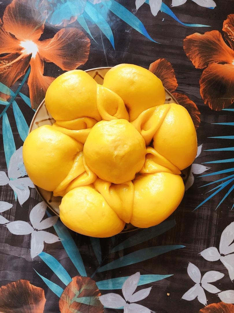 南瓜花朵豆沙面包