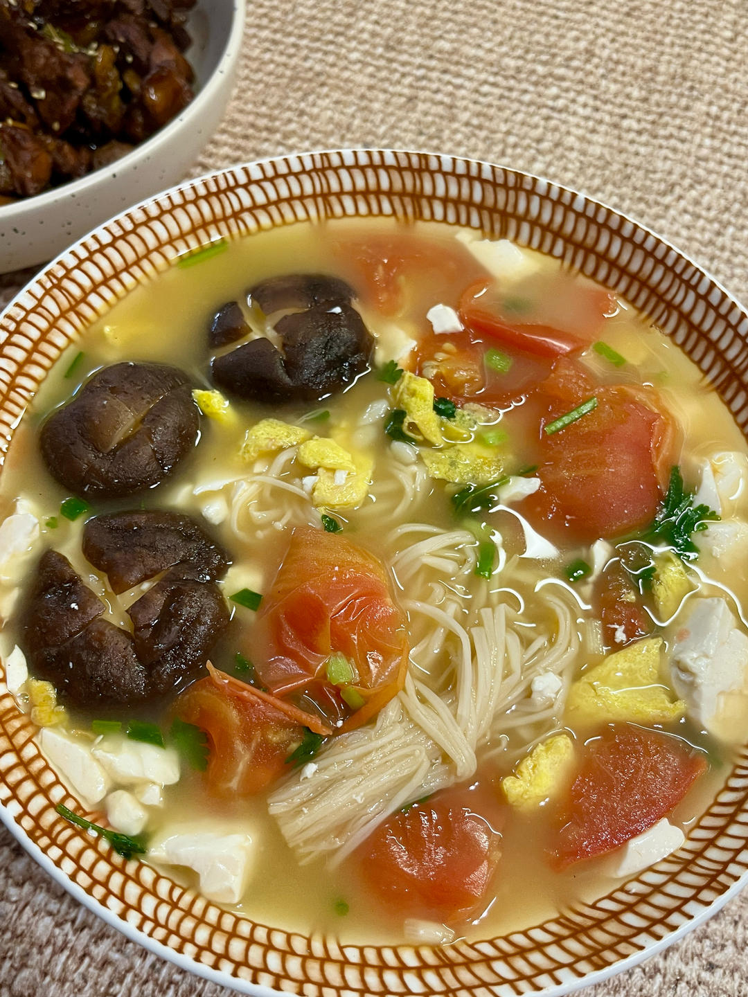 西红柿菌菇豆腐汤