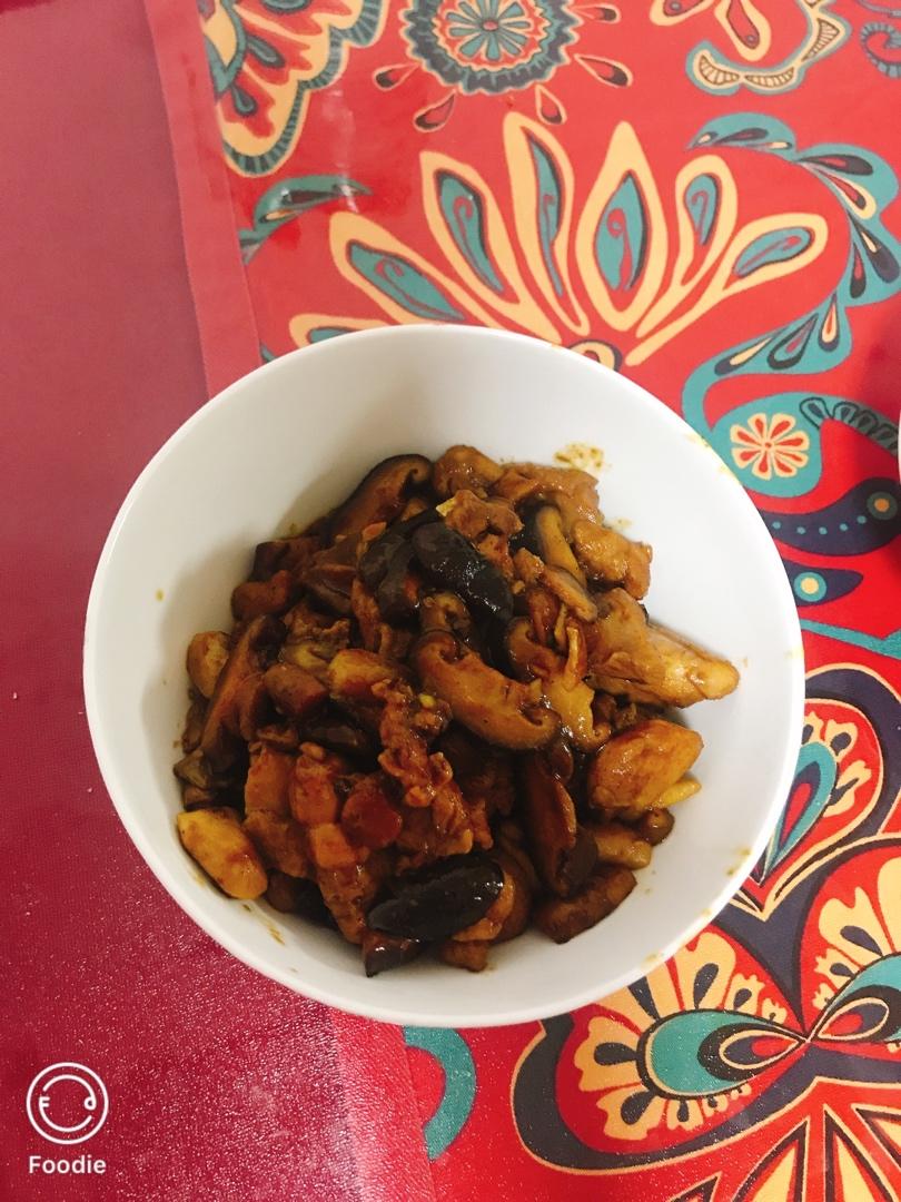 十几年不吃鸡肉的人吃了一盘子的小鸡炖香菇