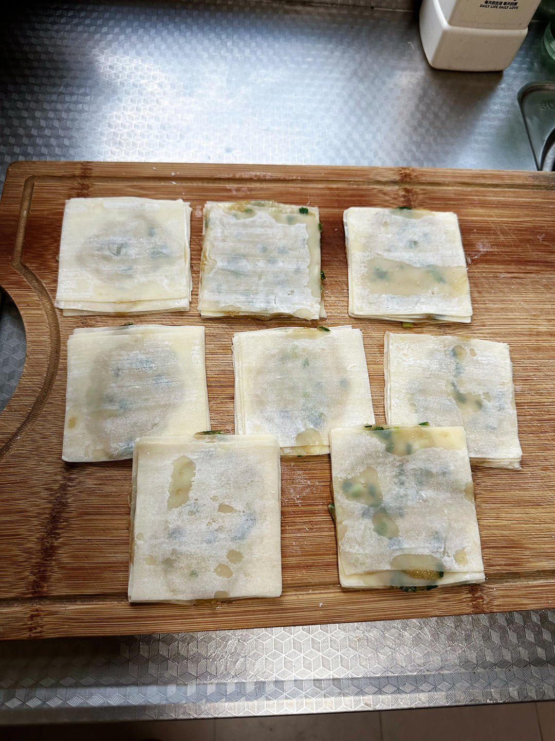 馄饨皮做葱油饼绝了的做法 步骤5