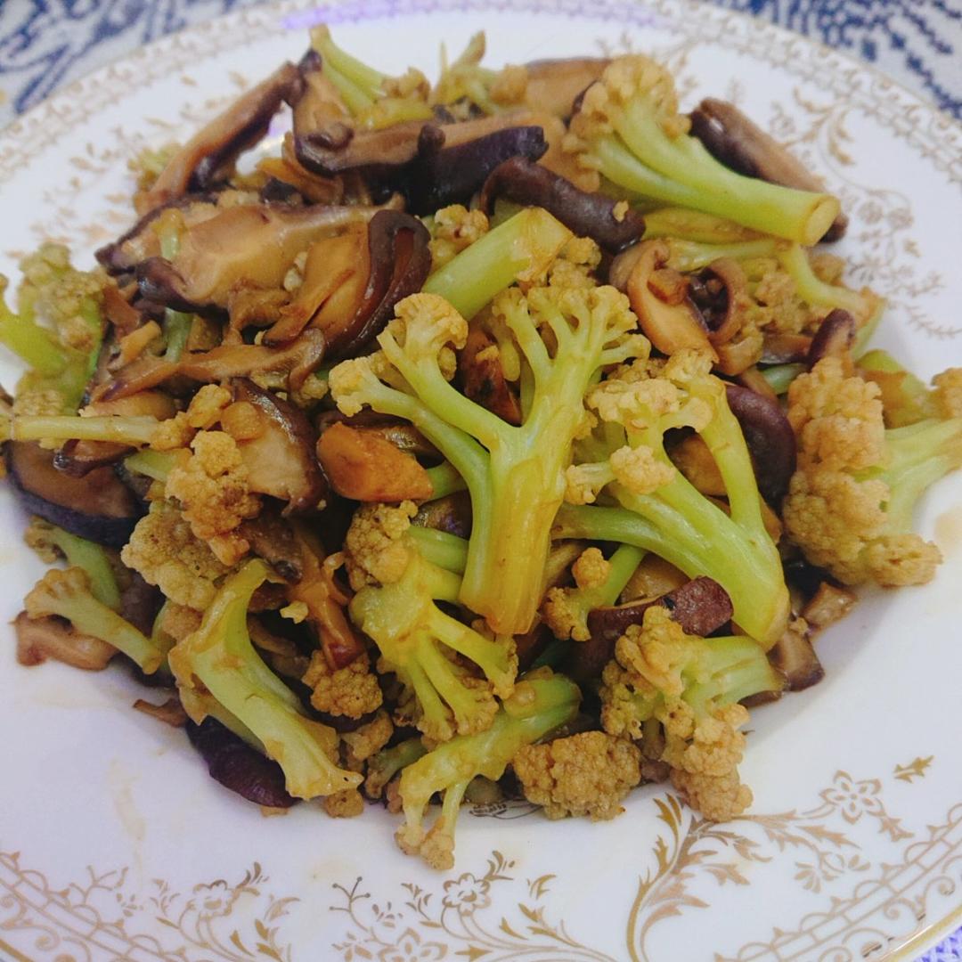 猫猫飒飒做的花菜烧香菇