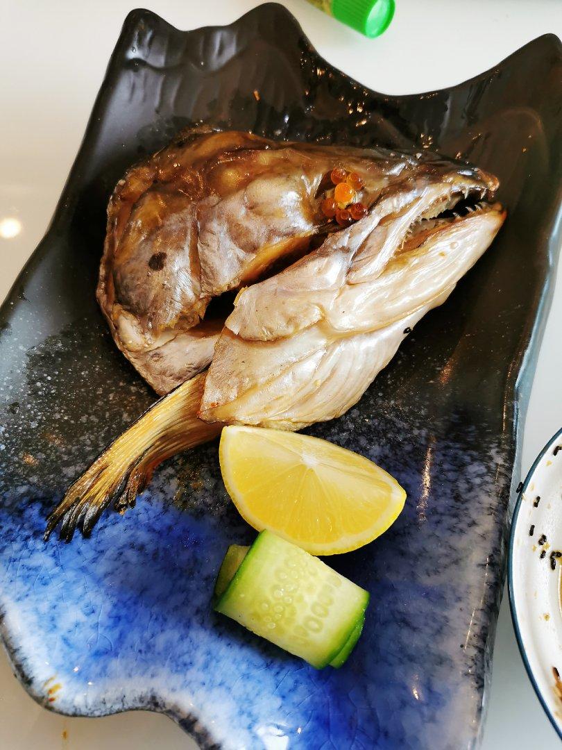 不输日料店的烤三文鱼头