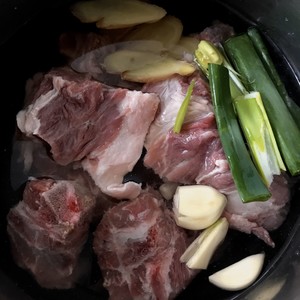 家庭版韩餐脊骨土豆汤的做法 步骤2