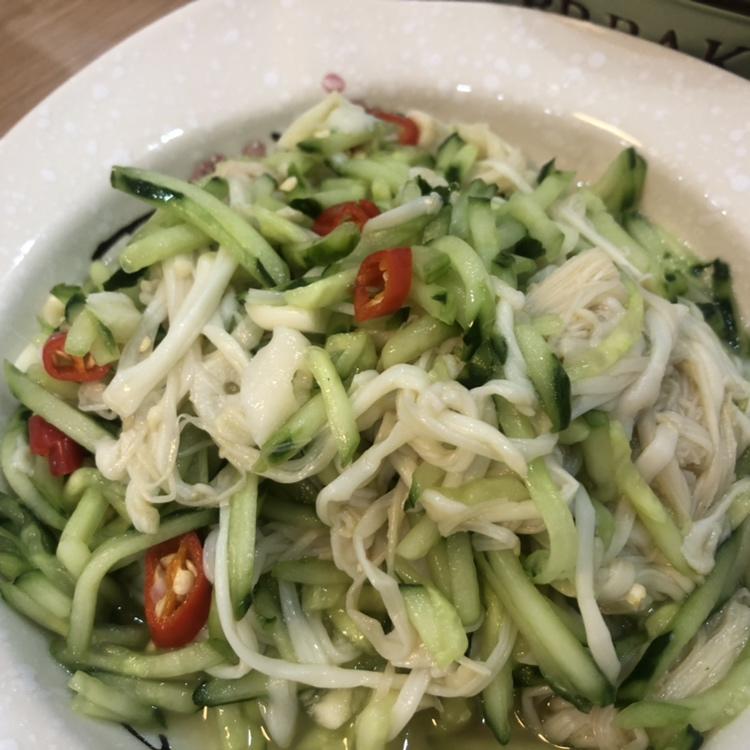 好吃的金针菇拌黄瓜