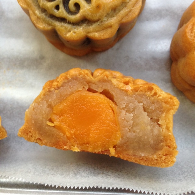 广式月饼－－蛋黄豆沙月饼