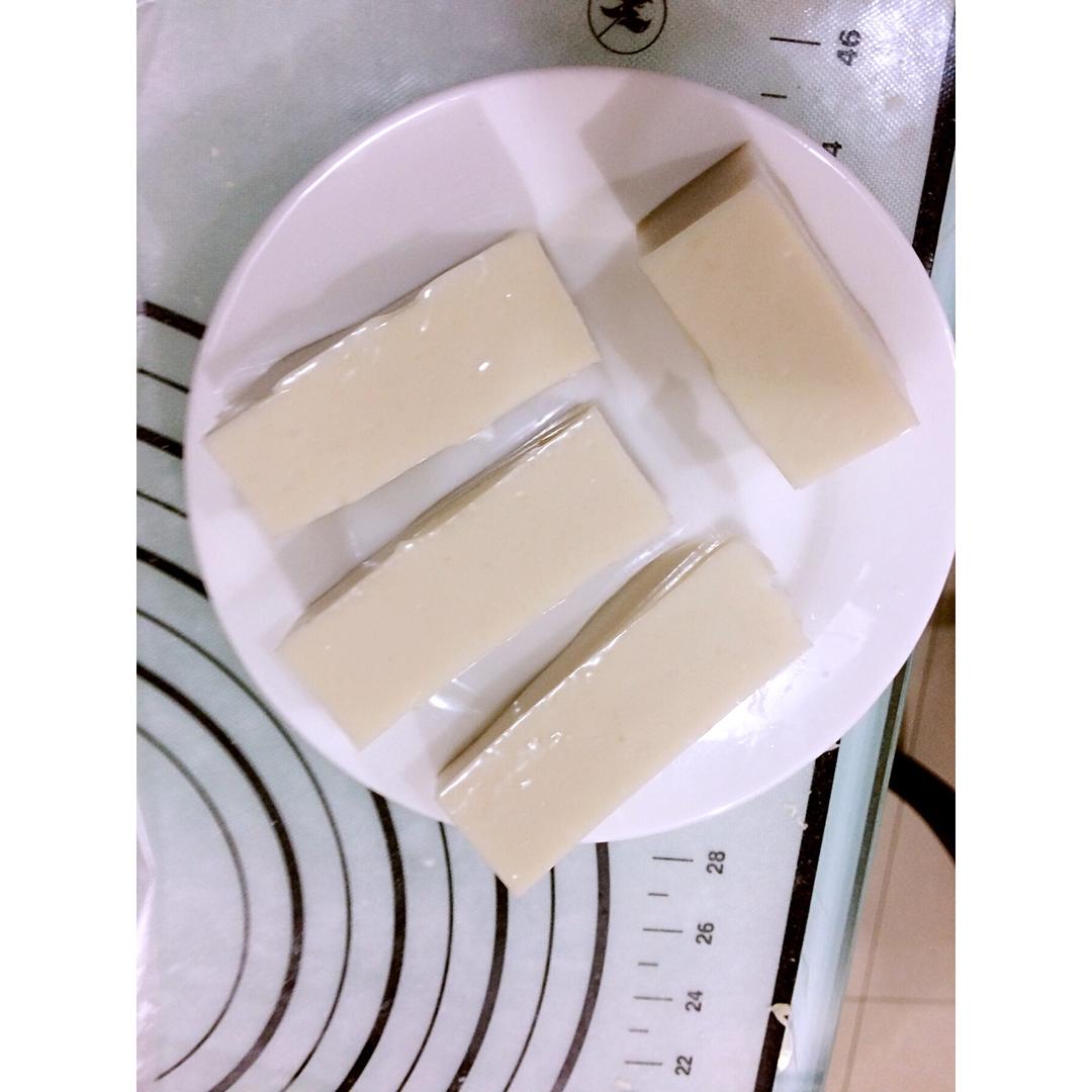 熬制肉皮冻---为小笼包做准备