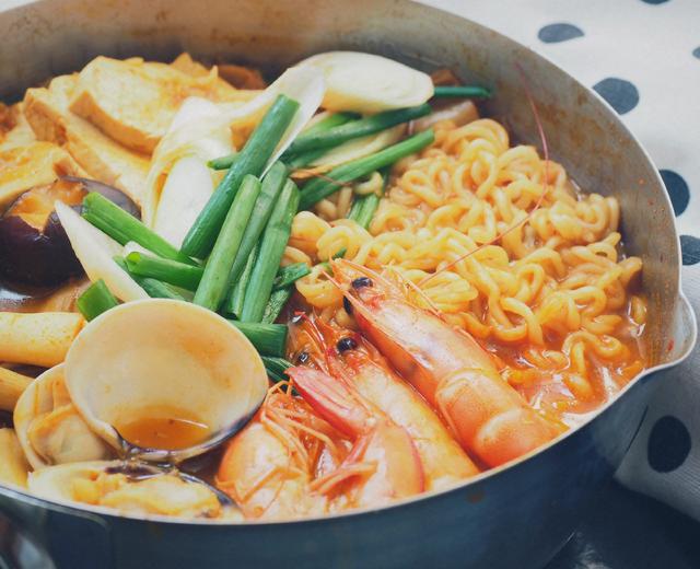 天冷要吃热乎乎の泡菜海鲜锅的做法