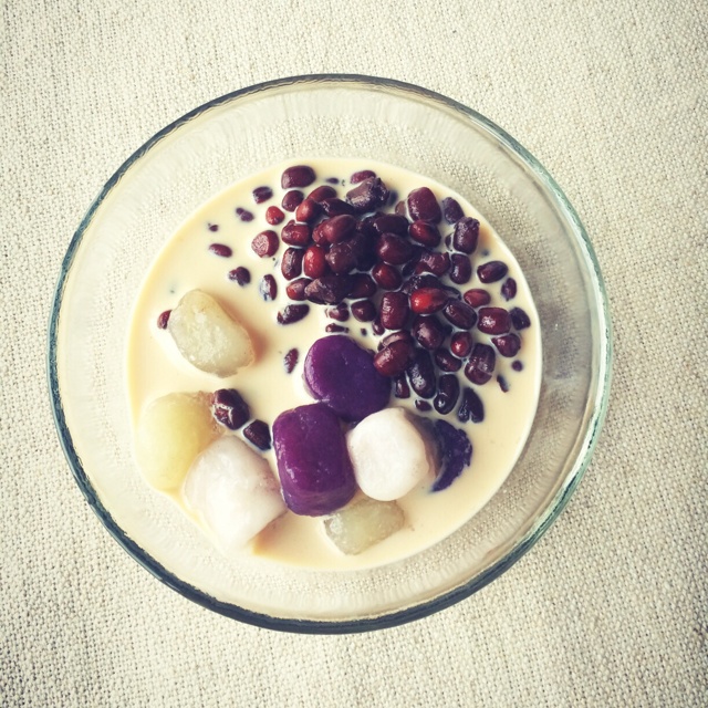 给你脸你还贴起了面膜做的芋圆红豆奶茶