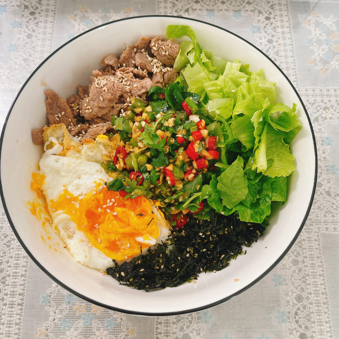 生菜牛肉拌饭