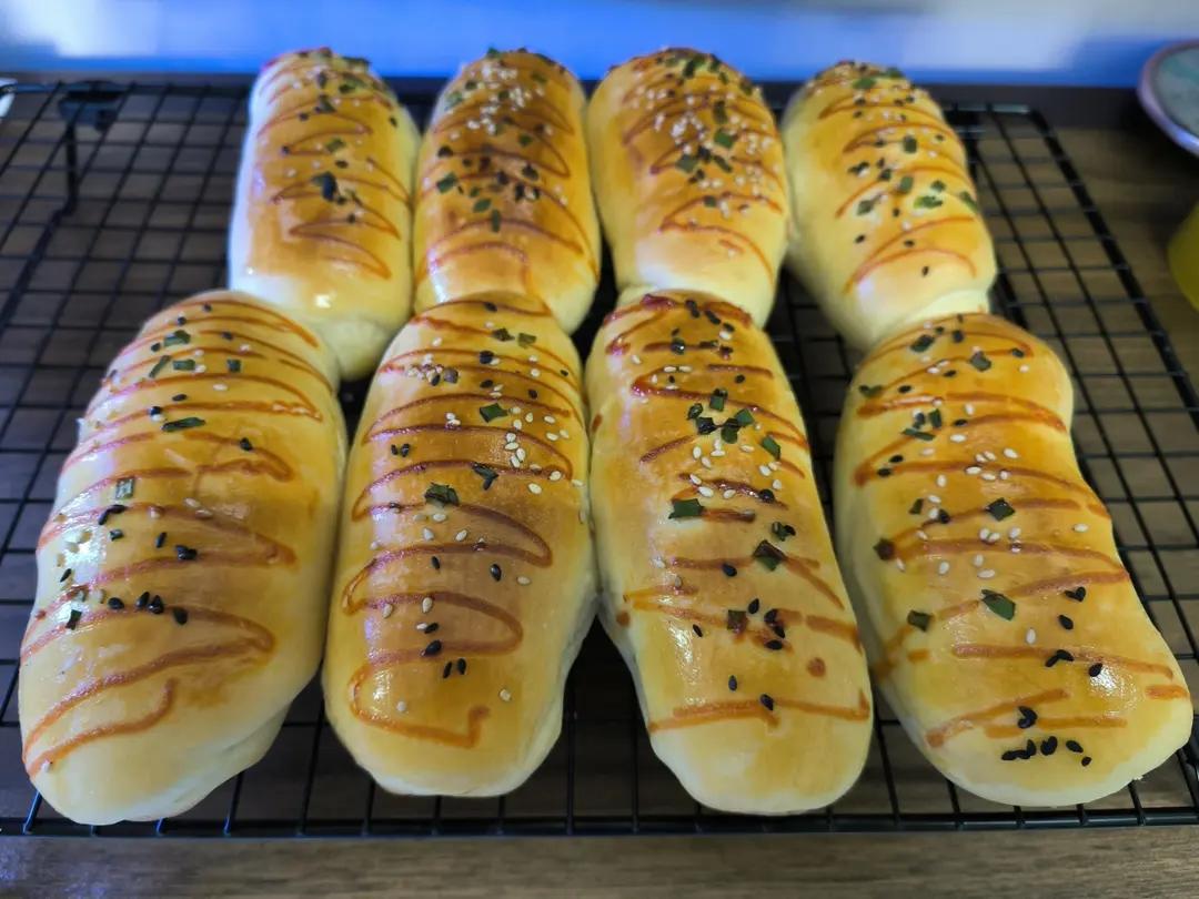 咸蛋黄肉松/香葱肉松软面包（两种口味）