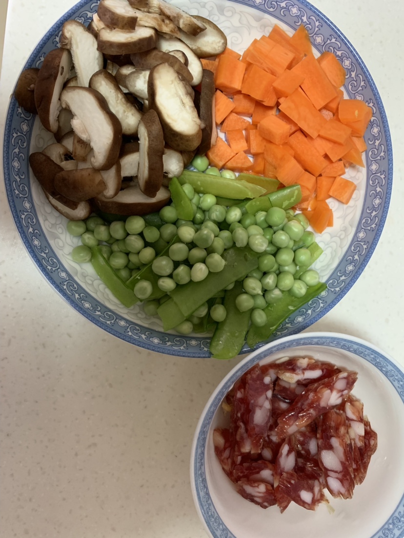 春日豌豆腊肠香菇胡萝卜糯米饭的做法 步骤1