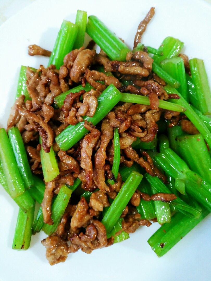 木讷de菜鸟做的芹菜炒肉
